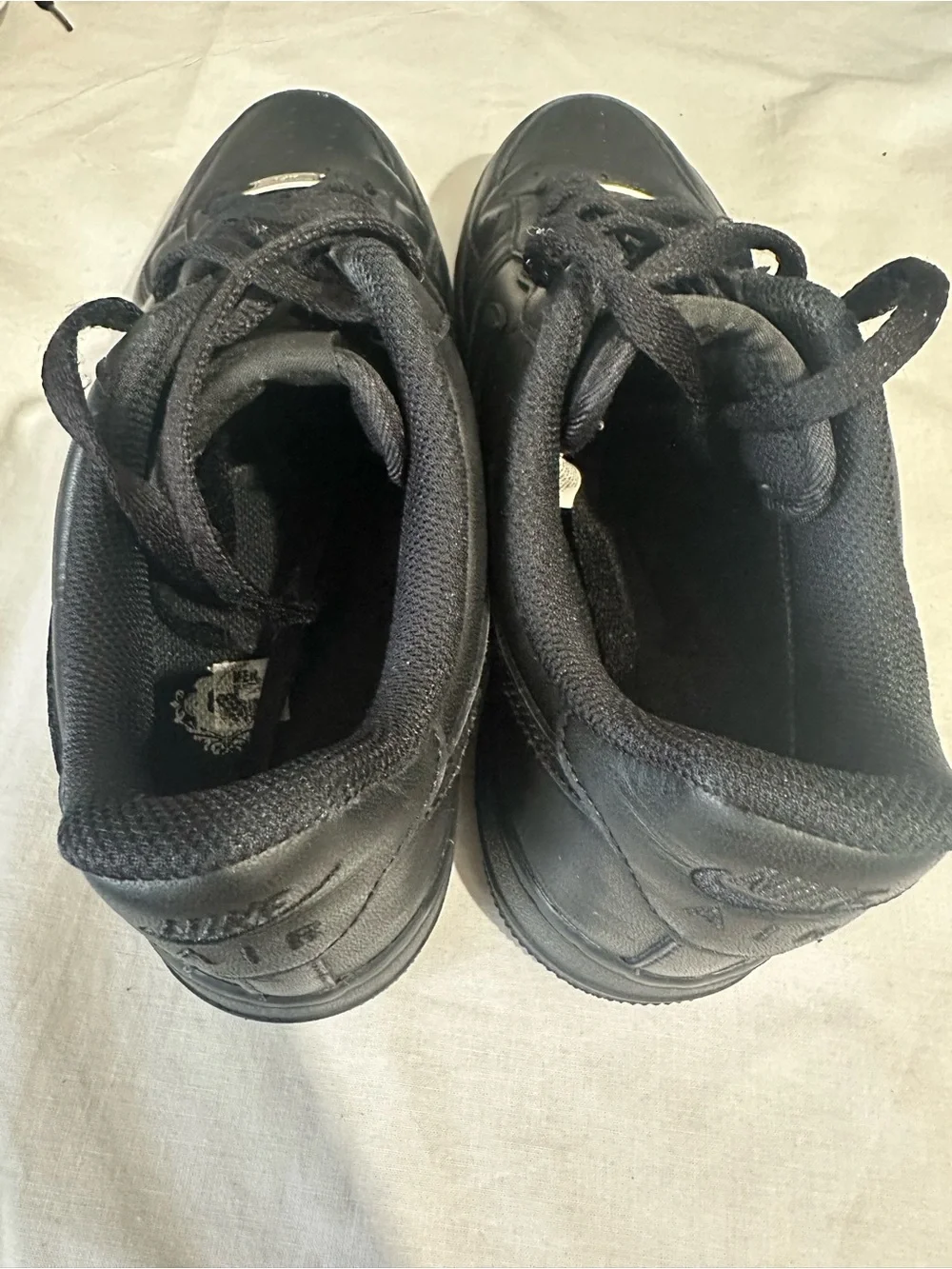 All-Black Low-Top Leather Sneakers with Lace Dubrae